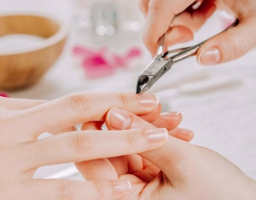 Mainicure/ Pedicure ( Cắt, sửa from móng tay, chân)